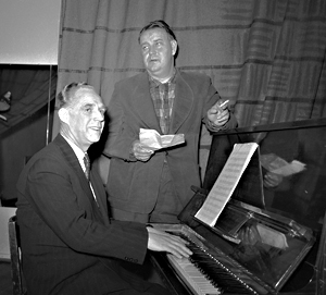 Bjarne Amdal og Alf Prøysen samarbeidet i mange år. Deres mest kjente slager er «Tango for to» (Foto: Scanpix)