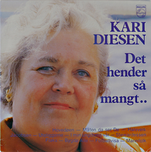 ''Det hender så mangt… ''(1980) var en fin oppsummering av Kari Diesens karriere, med bl.a. sanger som «Hovedøen», «Måten da, ser De» og «Jacobsen». Samme år fikk hun Spellemannprisens hederspris