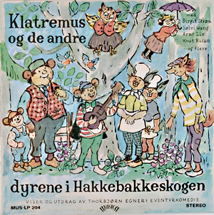 ''Klatremus og de andre dyrene i Hakkebakkeskogen'' ble først presentert som hørespill, så som bok i 1953, deretter dramatisert på Nationaltheatret i 1962 og i 1966 kom plateversjonen