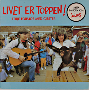 Sangen «Her kommer Julius» og platen ''Livet er toppen '' (1983) ble til like før Formoe ble underholdningssjef i Kristiansand Dyrepark.