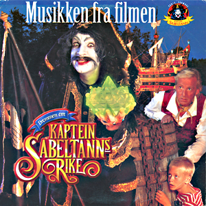 Terje Formoe har som Kaptein Sabeltann trukket én million publikummere til Kristiansand Dyrepark og solgt et hav av plater. Denne singlen er musikk fra filmen ''Drømmen om kaptein Sabeltanns rike'' (1996).