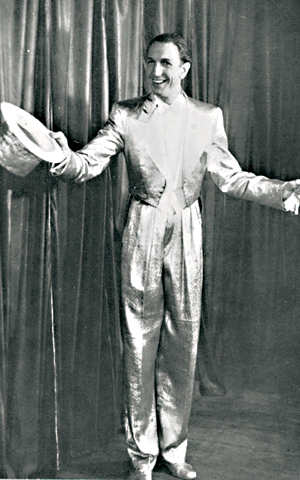 Leif Juster debuterte som 18-åring i 1928 og var berømt komiker og revyartist lenge før krigen. Han startet sitt eget teater, Edderkoppen i 1942, og 7. september 1945 etterkrigs-åpnet han det i nytt hus med revyen ''Hva nå?''