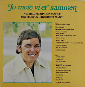 Vidar Lønn-Arnesens første egne LP het ''Jo mere vi er sammen'' (1975) og inneholdt en rekke allsang-vennlige melodier som «Per Spelman», «Tyven tyven» og «Åkken bom»