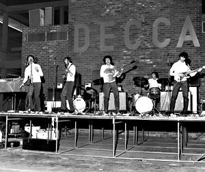 Pussycats spiller oppvarming for Rolling Stones i 1965 (Foto: Henrik Laurvik/SCANPIX)
